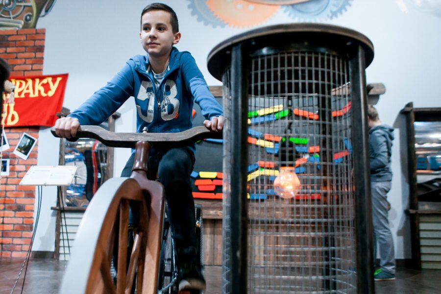 Парки аттракционов, интерактивные музеи, игровые центры, детские театры, кафе с анимацией, батутные парки и контактные зоопарки – куда сходить с ребенком в Петербурге? В подборке 114 мест для семейного отдыха.