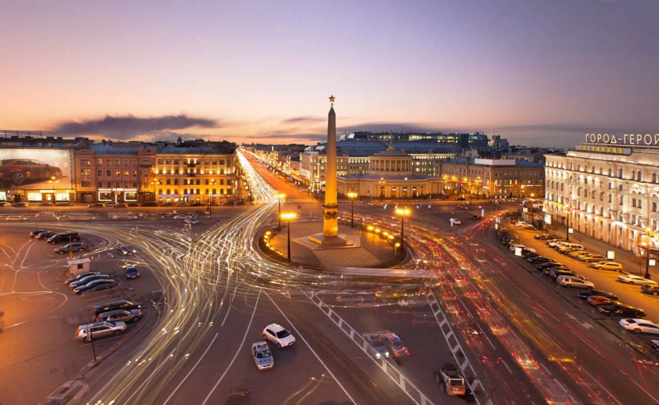 Санкт-Петербург — настоящая жемчужина России, город с невероятной историей и архитектурой, способный покорить сердце каждого путешественника! Северная столица, раскинувшаяся на 42 островах и соединенная живописными мостами, хранит множество тайн и неожиданностей. Давайте отправимся в увлекательное путешествие по самым интересным и малоизвестным фактам о городе, который основал Петр Великий!