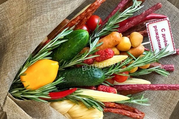 Огромный мясной букет с колбасами, сырами и овощами теперь можно подарить близким с доставкой по Санкт-Петербургу. Необычный подарок станет не только приятным сюрпризом, но и хорошим дополнением праздничного стола. Так что если вы не знаете, что подарить близким или коллегам – рекомендуем рассмотреть этот аппетитный вариант.