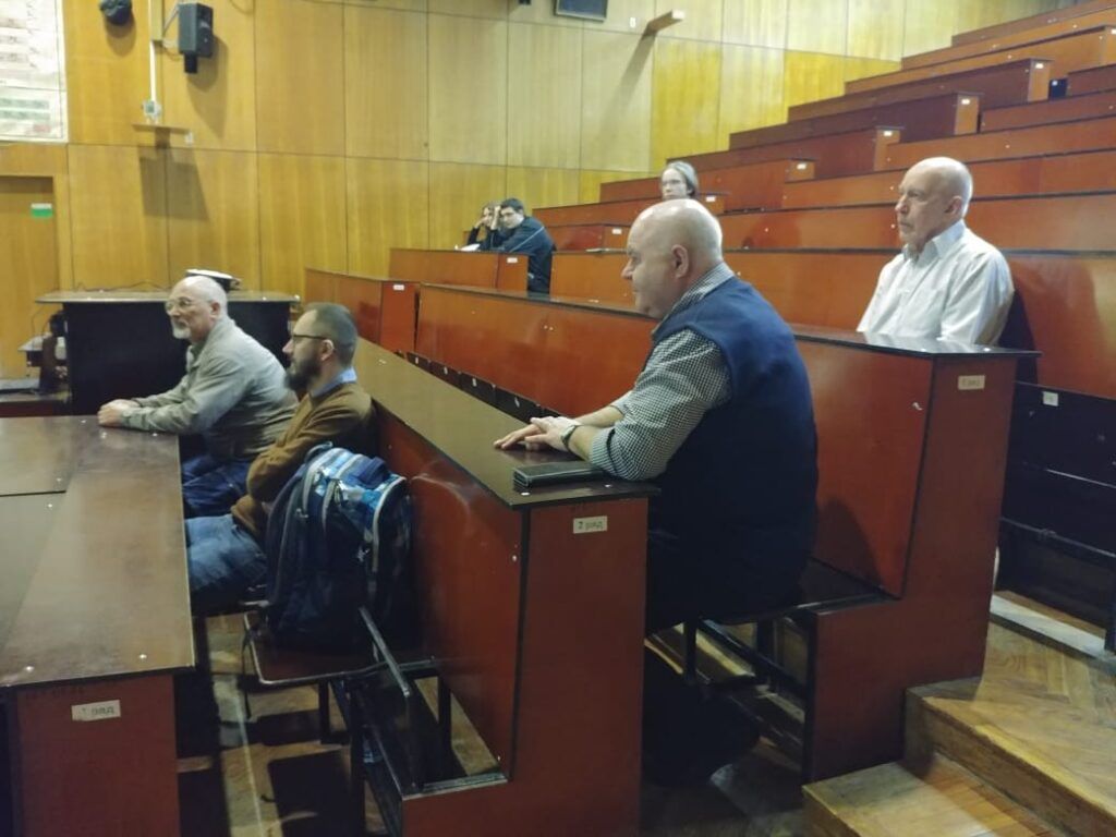 Научиться классно кататься на роликах, изучить основы журналистики и фотографии, стать настоящим мастером Кунг-фу, обучиться игре на барабанах и различным видам жонглирования, начать танцевать страстное танго, попробовать себя в актерском амплуа, получить прекрасную растяжку в Петербурге может любой желающий не потратив ни копейки.