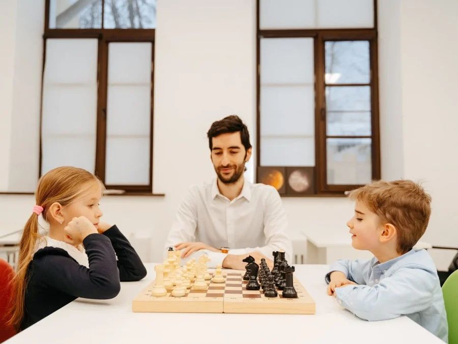 Например, в школе Priviata внимание уделяется игровым подходам и развитию критического мышления и креативности. Лицей «Паскаль» и школа «Аксон» подчеркивают важность индивидуального подхода и всестороннего развития учеников. В школе «Деловая волна» сочетаются российские и британские образовательные стандарты, а «Тет-А-Тет» привлекает сильным акцентом на творчество и искусства, в то время как «Артхелло Атлас» привлекает полным учебным днем до 19:00 и собственным бассейном. Эти и другие частные школы Петербурга обеспечивают высокий уровень обучения и подготовку к современной жизни.