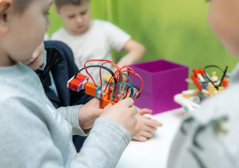 Учебный класс с 3D-моделированием и печатью в школе робототехники GoRobo в Санкт-Петербурге