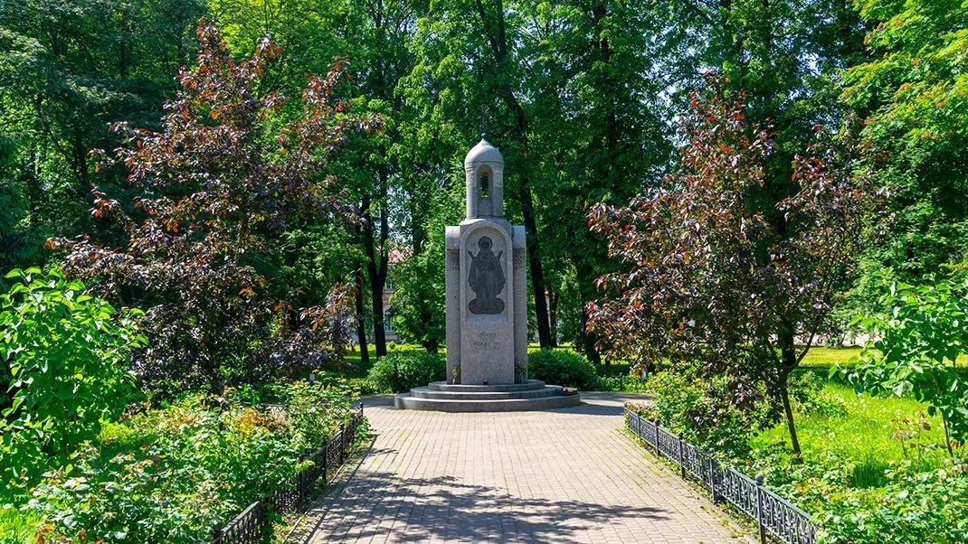 Мемориальный монумент в некрополе Александро-Невской лавры
