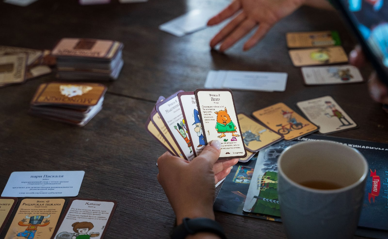 Исследуйте мир «Манчкина», «Уно», «Каркассона», «Диксита» и других захватывающих игр, посетив уютные кафе и игровые лофты в Петербурге. Выбирайте из списка лучших антикафе, где можно сыграть в «Мафию», сразиться в PlayStation, насладиться ароматным чаем по литрам и насладиться изысканными лакомствами. Полная информация о тарифах, адресах и режиме работы – в нашей подборке мест, где поиграть в настолки.