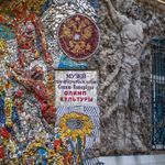 Многие петербуржцы и гости города уже успели насладиться невероятной красотой двора в центре города, где на домах, на земле и даже на поребриках разместились удивительной красоты экспозиции из мозаики. Однако не все знают, что в этом дворике работает Музей-галерея создателя мозаичного дворика Владимира Лубенко.