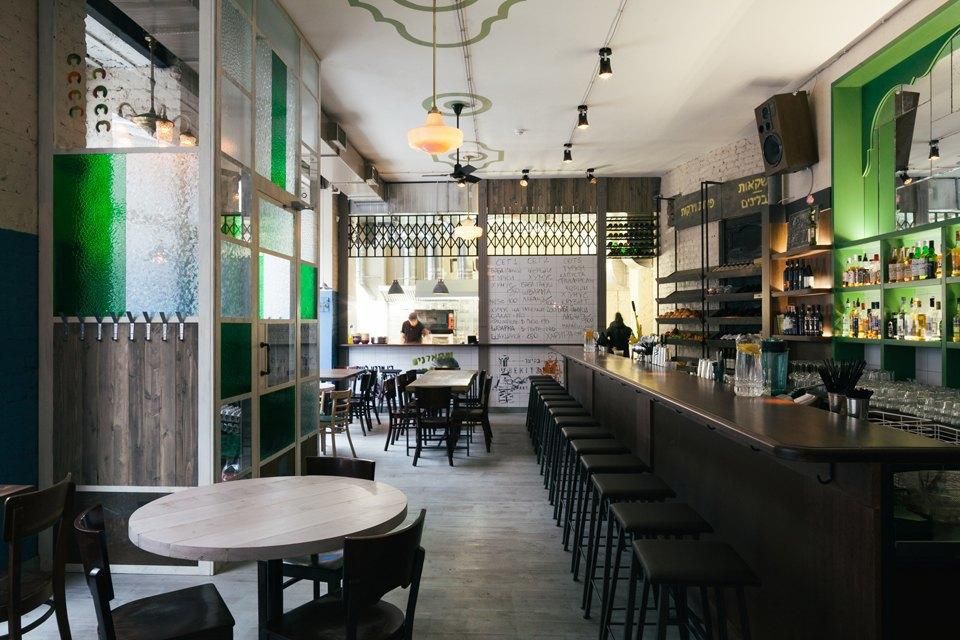 Стрит-фуд бар Бекицер с яркой вывеской