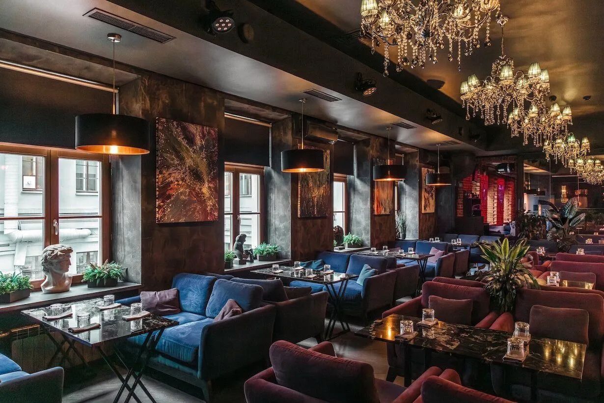 Грузинская рюмочная Мама Тата в Санкт-Петербурге — яркий интерьер с коврами