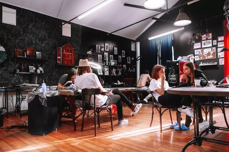 Интерьер тату-студии Backstage Tattoo с авторскими работами и современным оборудованием в Санкт-Петербурге
