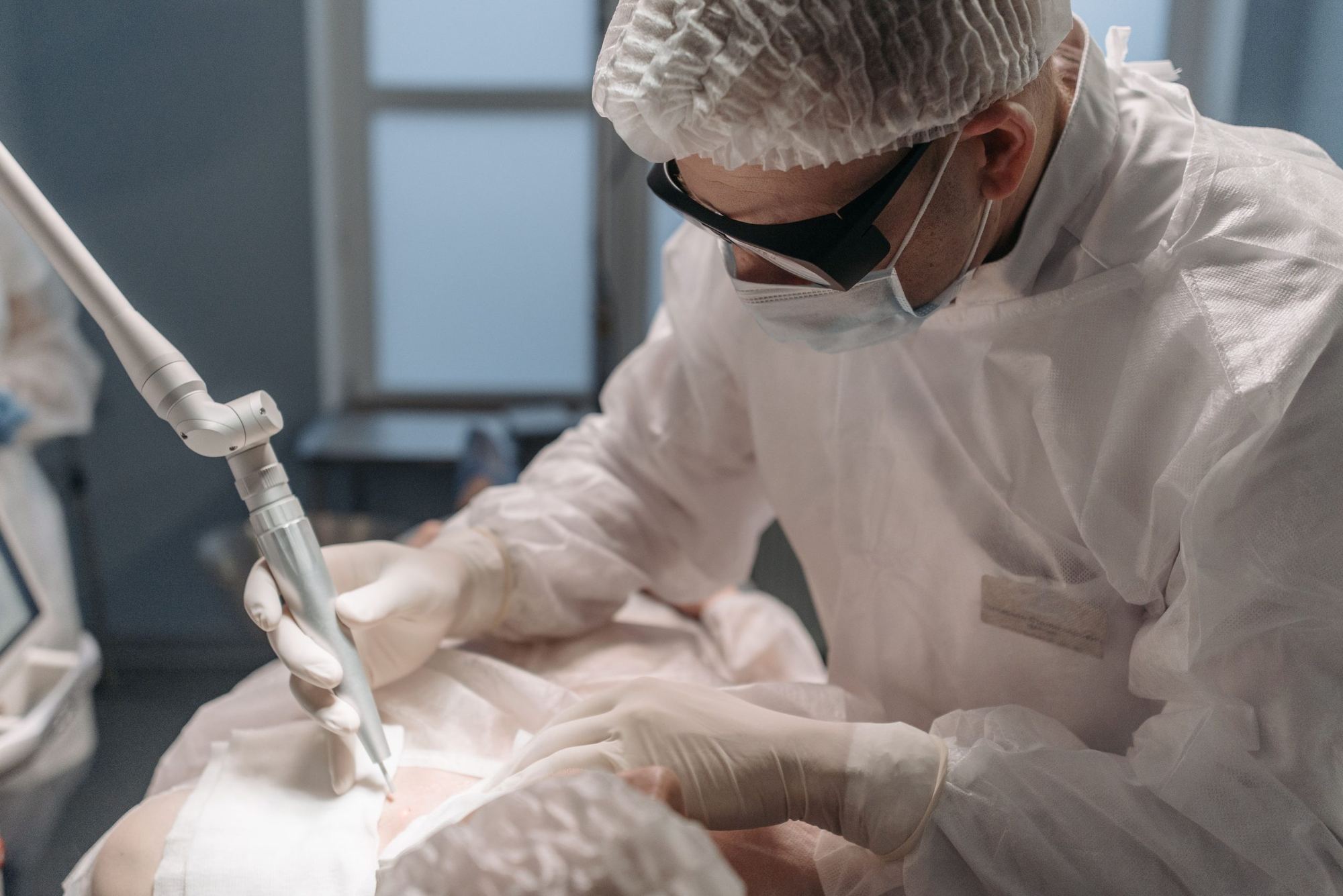 Рефракционная операция на глазу в офтальмологической клинике