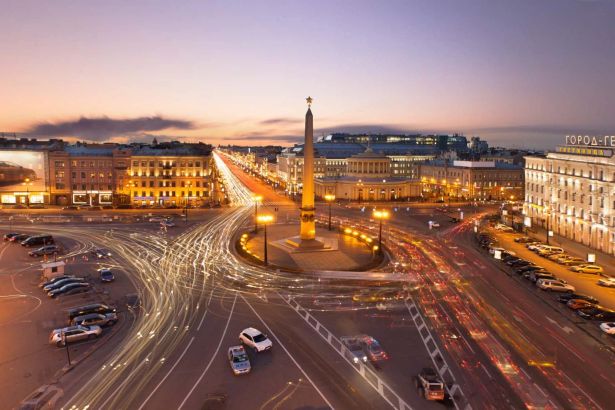 Санкт-Петербург — настоящая жемчужина России, город с невероятной историей и архитектурой, способный покорить сердце каждого путешественника! Северная столица, раскинувшаяся на 42 островах и соединенная живописными мостами, хранит множество тайн и неожиданностей. Давайте отправимся в увлекательное путешествие по самым интересным и малоизвестным фактам о городе, который основал Петр Великий!