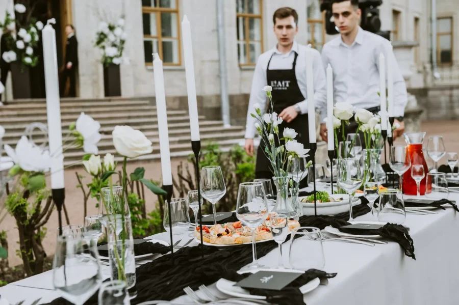 Eat Catering берёт на себя не только еду, но и всю логику мероприятия — меню, подачу и обслуживание на праздниках и деловых событиях в Петербурге.