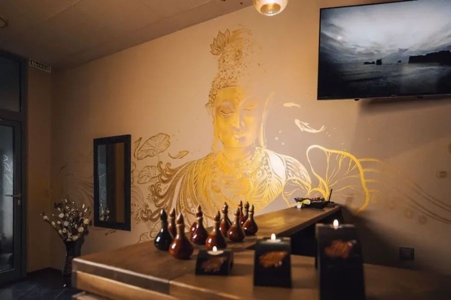 Интерьер салона SPbThai с традиционным тайским декором