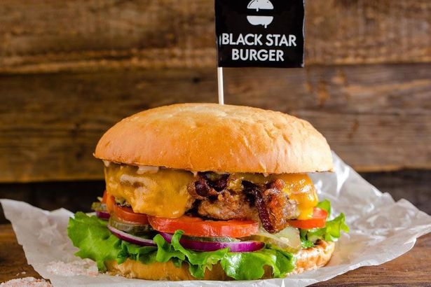 В Санкт-Петербурге в торговом центре «Галерея» уже этим летом известный исполнитель Тимати откроет&nbsp;бургер-кафе сети Black Star Burger. Первая бургерная известного лейбла начнет работать в городе на Неве с 28-29 июля 2018 года.