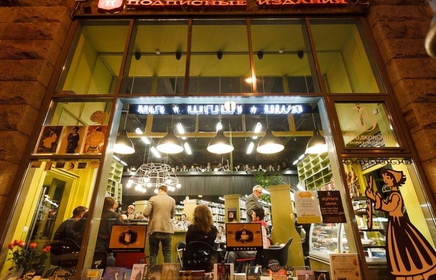 Интерьер книжного магазина Подписные издания с кофейней и просторными книжными полками
