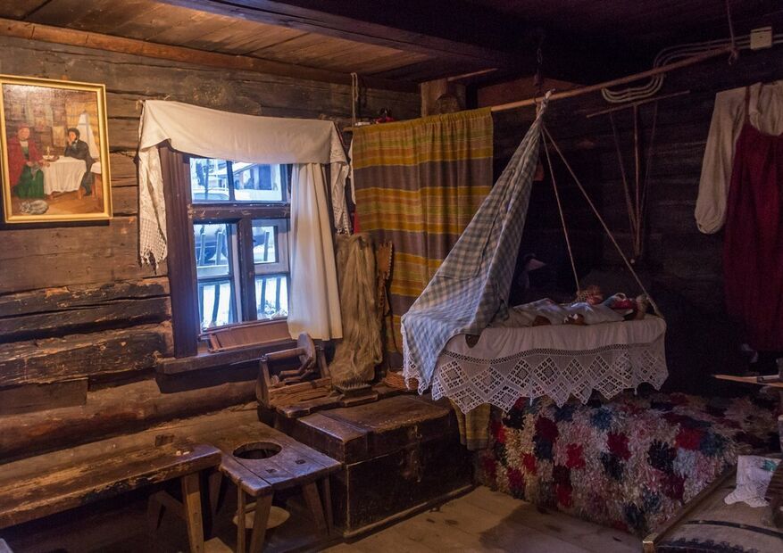 Деревянная изба с соломенной крышей — дом, где жила няня Пушкина