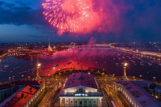 В Петербурге в честь 75-летия Победы в небе над городом пролетят боевые самолеты и вертолеты, а в Неву войдут военные корабли, катера и крейсеры. Завершится празднование Дня Победы традиционным салютом. В честь окончания войны над Невой прозвучат тридцать поименных залпов.