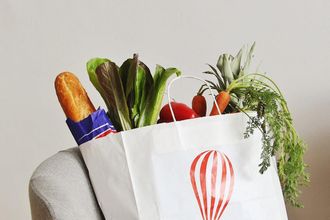 Заказать доставку продуктов из магазина выходит дешевле, чем сходить в магазин самостоятельно. В Петербурге работает сервис доставки продуктов и товаров из METRO. Нужно лишь зайти на сайт сервиса «СберМаркет», выбрать продукты и оплатить, после чего их доставят вам в течение двух часов или в другое удобное время.