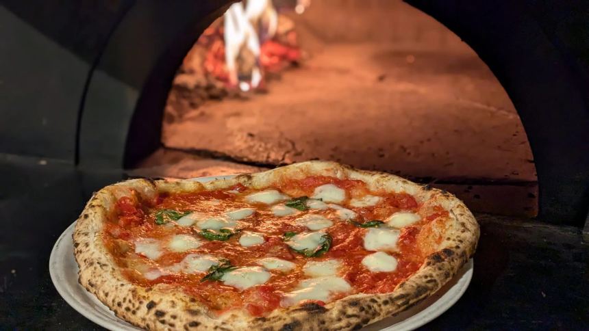 Римские пиццерии с 72-часовой ферментацией — от бюджетной Crispy Pizza за 1000 ₽ до дворцового Il Lago dei Cigni за 4850 ₽.