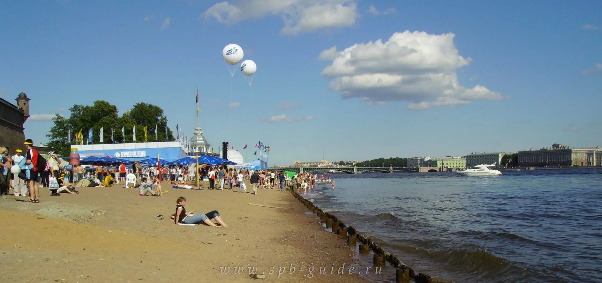Петропавловский пляж у стен крепости