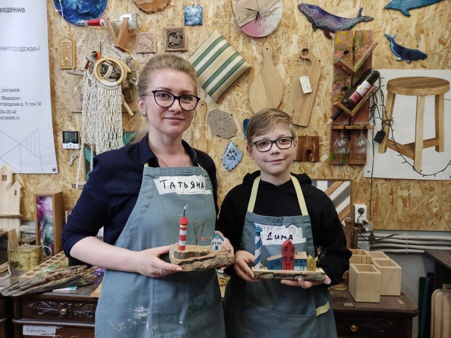 Питер Online нашел студии для тех, кто давно хочет поработать с деревом, металлом, глиной, тканью и стеклом. Совсем не обязательно иметь многолетний опыт и знания. Мастера с нуля обучат вас писать картины маслом, выдувать вазу, шить трендовую одежду, ковать из железа ножи, изготовлять ювелирные украшения и делать мебель из дерева.