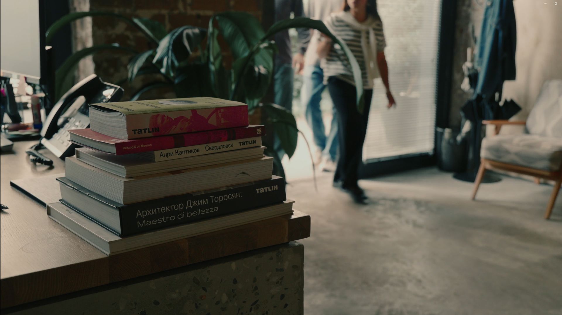 Интерьер бистро Moa — светлая штукатурка, кирпичная кладка и медные акценты