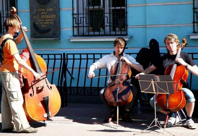 В последнее воскресенье сентября Манежная площадь, Невский проспект, Итальянская, Караванная, Кленовая улицы и многие другие улицы наполняться причудливой полифонией музыкальных инструментов и голосов. Около сотни артистов и различных коллективов наполнят город энергией живого звучания в абсолютно разных стилях, но с неизменным позитивным посылом.