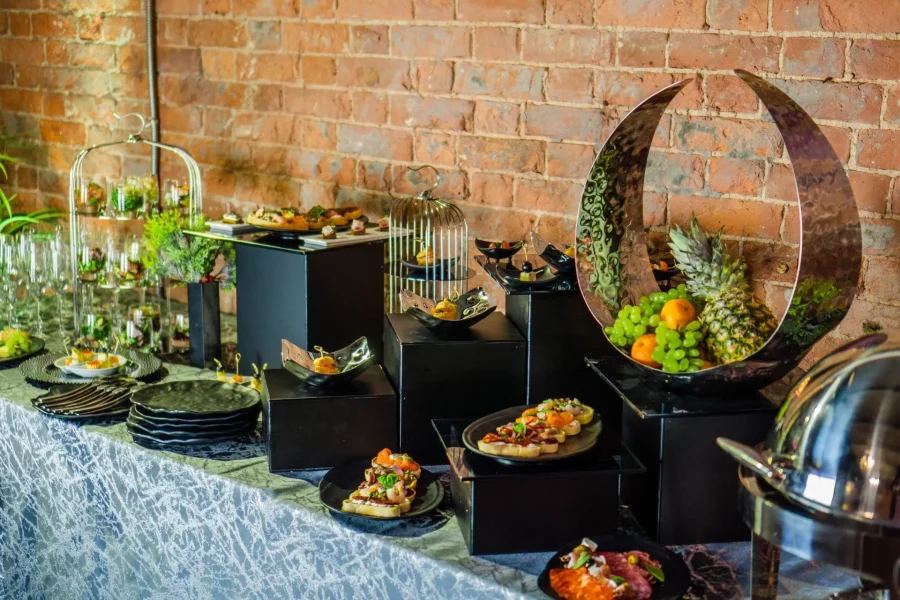 Eat Catering берёт на себя не только еду, но и всю логику мероприятия — меню, подачу и обслуживание на праздниках и деловых событиях в Петербурге.
