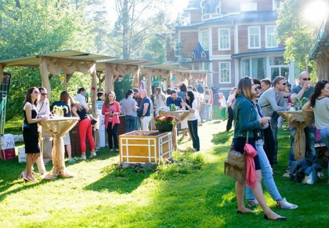 На берегу Финского залива состоится седьмой фестиваль вина и музыки «Skandinavia Market Weekend». На свежем воздухе гости будут слушать музыку (блюз, фанк, джаз, барабанное шоу), пробовать благородные напитки самых разных производителей. А в это время для всех желающих повара будут готовить на гриле мясо и рыбу, варить уху и подавать всякие вкусности.