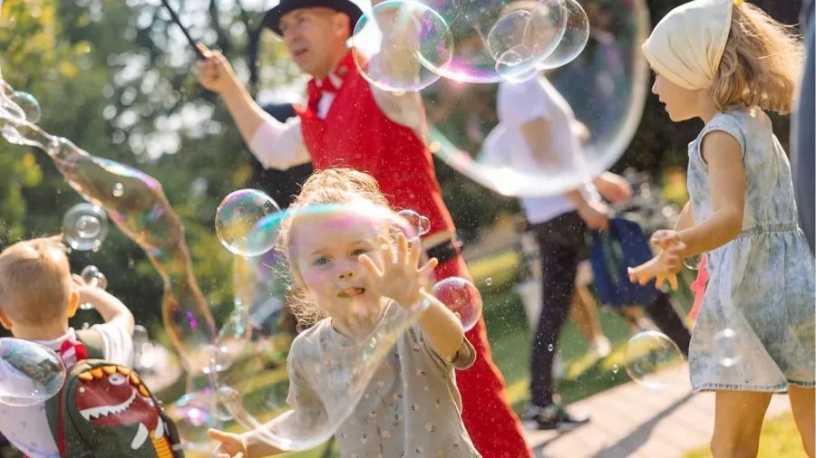 Подборка лучших детских лагерей в Ленинградской области и Санкт-Петербурге — загородные, городские, языковые, спортивные и тематические программы для детей от 6 до 17 лет.