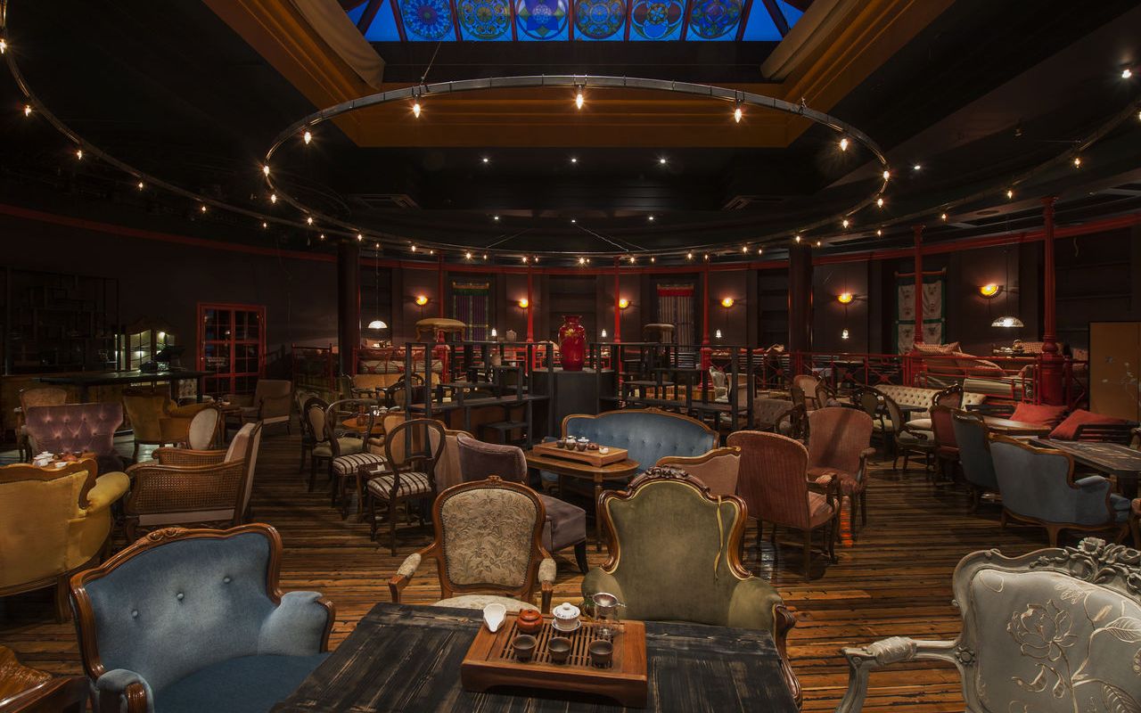 Если вы никогда не слышали о ресторане в квартире на Марата, то вы ничего не знаете о тайных местах Петербурга. За обычной дверью Квартиры 8 открывается спикизи-ресторан с высокими потолками, несколькими залами с уникальным дизайном. 