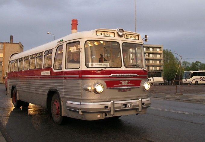 u0412 u0414u0435u043du044c u0433u043eu0440u043eu0434u0430 u043du0430 u0443u043bu0438u0446u044b u041fu0435u0442u0435u0440u0431u0443u0440u0433u0430 u0432u044bu0439u0434u0443u0442 u0440u0435u0442u0440u043e-u0430u0432u0442u043eu0431u0443u0441u044b