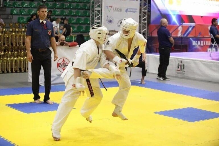 Клуб боевых искусств, где профессиональные и опытные тренеры – Чемпионы Мира, России и Европы помогут каждому освоить разные виды единоборств: каратэ, дзюдо, муай-тай, айкидо, самбо и другие. Здесь проводят групповые и индивидуальные тренировки как для детей, так и для взрослых.