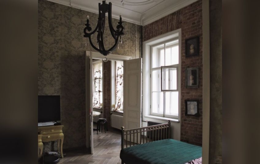 Одной из квартир в дворовой части дома придали облик, максимально приближенный к историческому варианту. Ранее жильё имело печальный, потрёпанный вид. Новые хозяева попытались возродить старинную планировку и сохранить как можно больше аутентичных деталей.