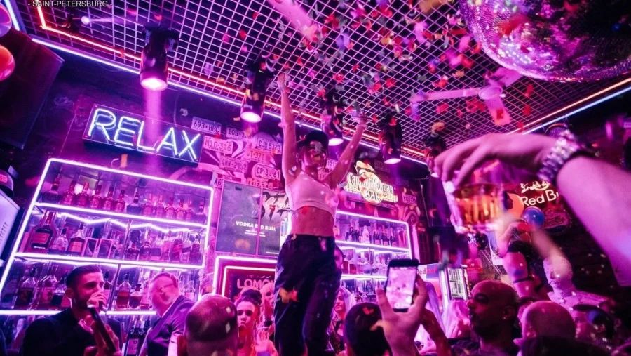 Трехэтажное пространство Lomonosov Bar с караоке-залом и VIP-зоной в Санкт-Петербурге