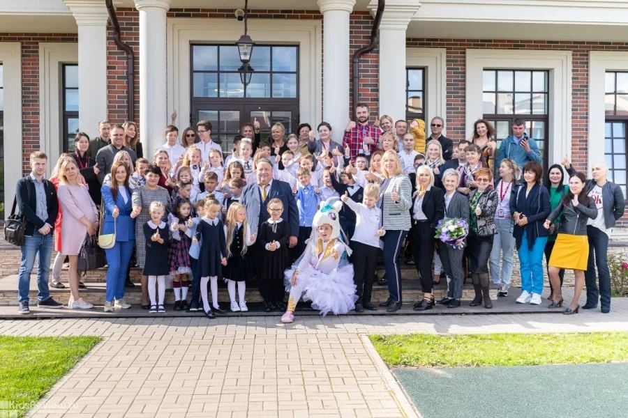 Современное здание школы GEMS International School с инновационными учебными пространствами, лабораториями и спортивными сооружениями