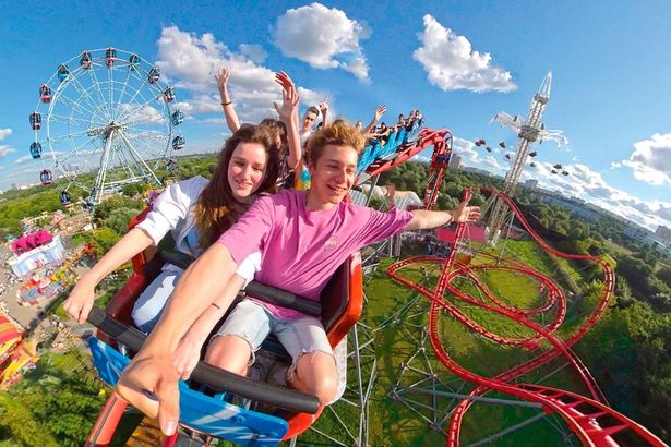 Прокатиться на огромной водной горке, пострелять из противотанковой пушки, побороть свой страх и выбраться из страшного лабиринта. Питер Online собрал список 15 лучших аттракционов Санкт-Петербурга, которые помогут жителям и гостям города окунуться в мир развлечений и адреналина.&nbsp;