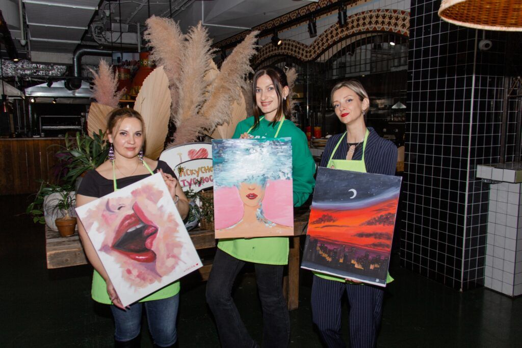 Арт-вечеринка Painty в Санкт-Петербурге: люди рисуют картины за бокалом вина в уютном ресторане