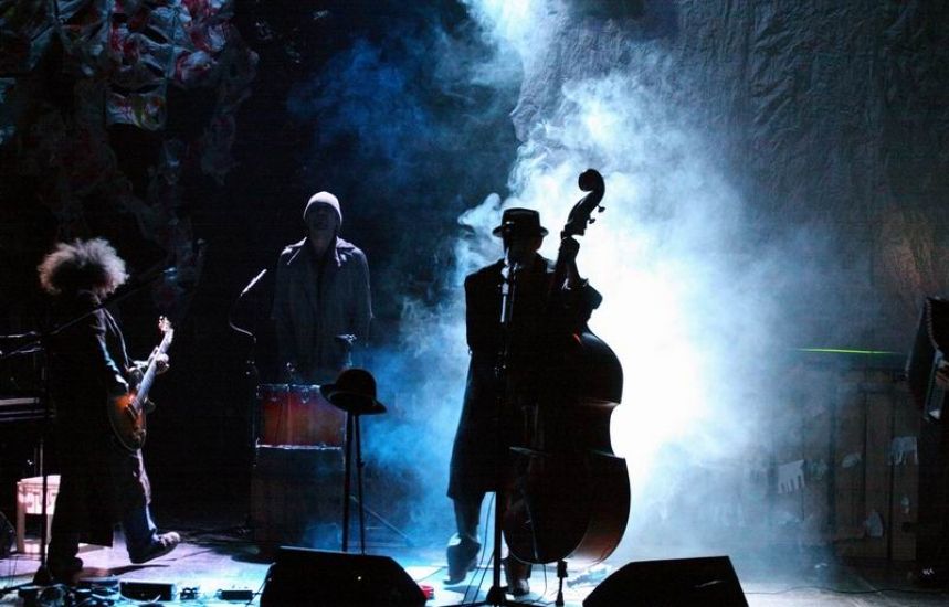 Осень в Петербурге традиционно богата на театральные премьеры. В новом сезоне,&nbsp;9 и 10 октября, на&nbsp; сцене Театра Эстрады им. А.Райкина петербургская группа Billy’s Band покажет два разных, но одинаково захватывающих музыкальных спектакля – «Игры в Тома Уэйтса» и «Блюз в голове».