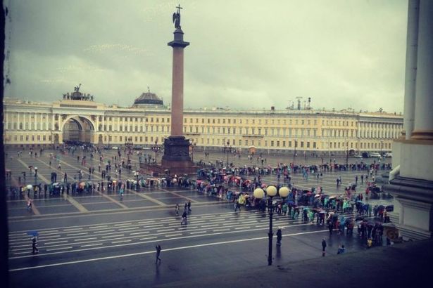 u041eu0433u0440u043eu043cu043du0430u044f u043eu0447u0435u0440u0435u0434u044c u0432u044bu0441u0442u0440u043eu0438u043bu0430u0441u044c u0443 u042du0440u043cu0438u0442u0430u0436u0430