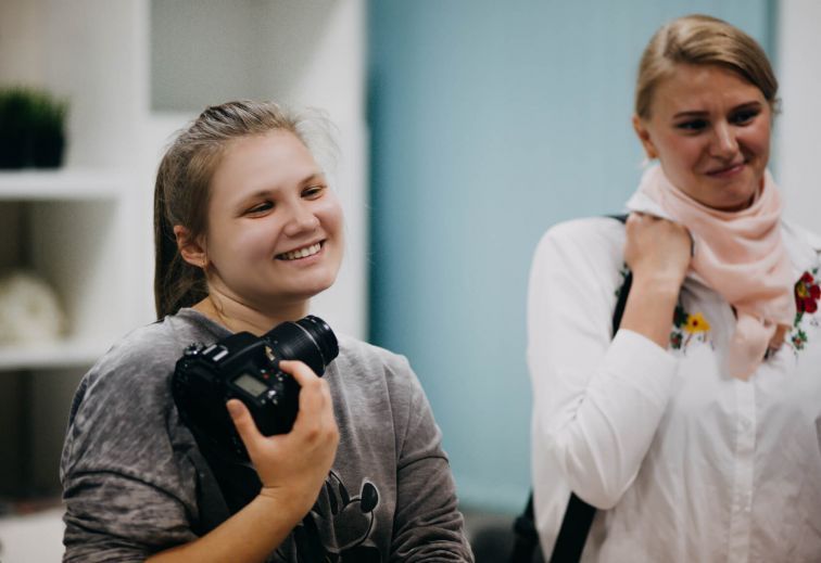 Лучше всего учиться мастерству съемки в проверенных школах фотографии с крутыми педагогами-фотографами. Только так вы добьетесь атмосферных кадров, которые будут завораживать и впечатлять. Питер Online рассказывает, где в Петербурге учат фотографировать в разных жанрах, работать со светом и цветом, создавать концепции для съемок и классно обрабатывать фото.