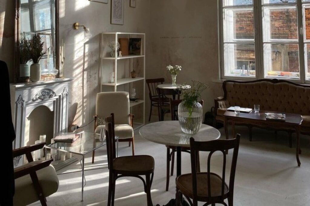 Каток среди леса, рождественские концерты в особняке, сверкающие ярмарки с запахом корицы и глинтвейна, атмосферные кафешки и умопомрачительные декорации улиц — вот они, атрибуты новогоднего Петербурга. Вы без напряга организуете себе насыщенную программу на праздники. Читайте статью Питер Online и сохраняйте 30 классных идей, куда пойти и на что посмотреть в зимние каникулы.