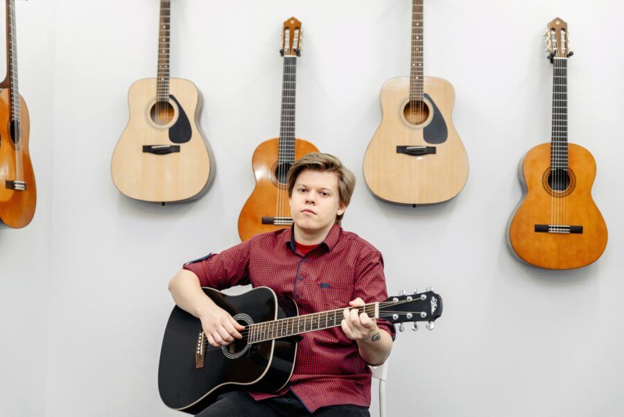 Освоить техники игры на гитаре, научиться исполнять любимые мелодии, импровизировать или стать настоящей суперзвездой. Питер Online собрал список детских школ в Петербурге, где обучают игре на гитаре и которые отличаются качественным и интересным обучением, талантливыми и опытными педагогами, дружеской атмосферой и индивидуальным подходом к каждому молодому гитаристу.