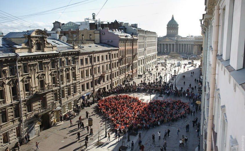 u041fu0435u0442u0435u0440u0431u0443u0440u0436u0446u044b u043du0430 u0414u0435u043du044c u0433u043eu0440u043eu0434u0430 u0432u044bu0441u0442u0440u043eu044fu0442u0441u044f u0432 u043eu0433u0440u043eu043cu043du043eu0435 u0441u0435u0440u0434u0446u0435