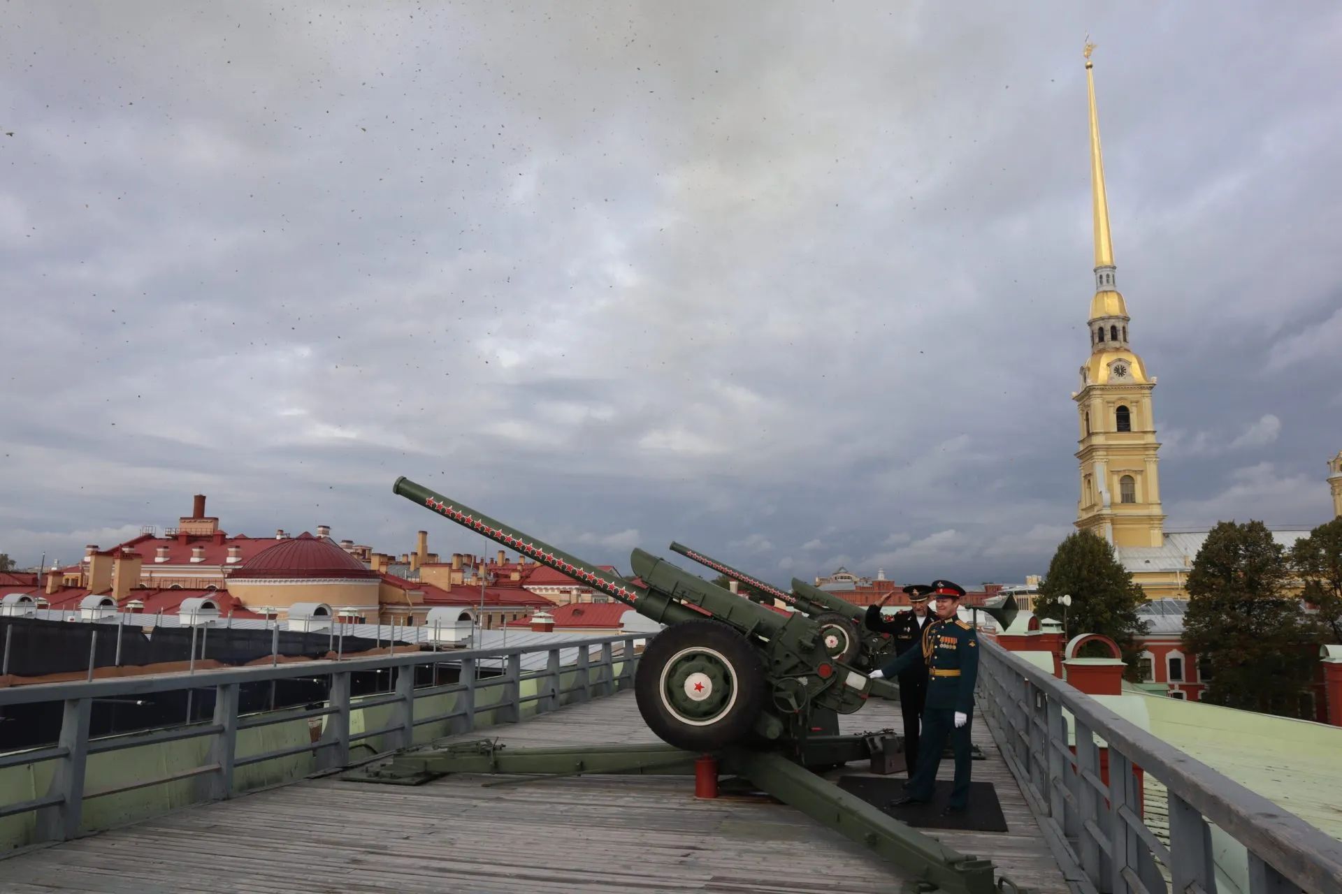 Полуденный выстрел из пушки на Нарышкином бастионе Петропавловской крепости