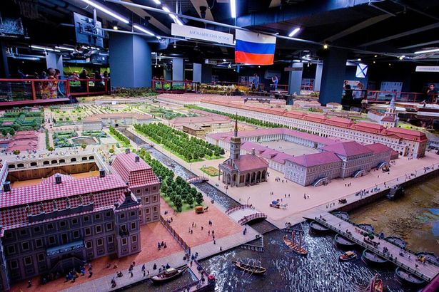 Познакомьтесь с удивительным миром Петербурга XVIII века в музее-макете «Петровская Акватория». Этот музей, находящийся в центре города, впечатляет своим огромным макетом масштаба 1:87, который занимает более 500 квадратных метров. В нем представлены не только здания в миниатюре, но и водные пространства.