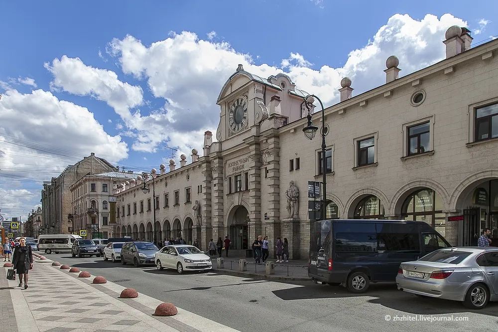Кузнечный рынок в Санкт-Петербурге, фасад с часовой башней