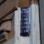 Путаная нумерация квартир в домах-колодцах — не ошибка горслужб, а след объединения флигелей и перестроек.
