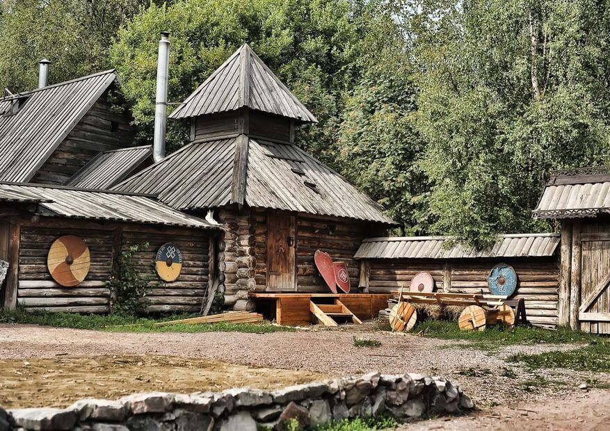 Реконструированные деревянные дома викингов с резными элементами