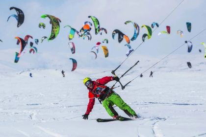 Зимний Петербург — это не только музеи и дворцы. Катки с видом на залив, горнолыжные склоны в часе езды, хаски-центры и даже плавание среди льдин — в подборке 16 зимних развлечений для тех, кто не боится мороза.