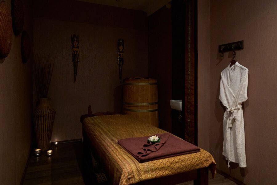 Интерьер тайского спа-салона My Thai в Санкт-Петербурге с традиционными тайскими элементами декора и массажными матрасами